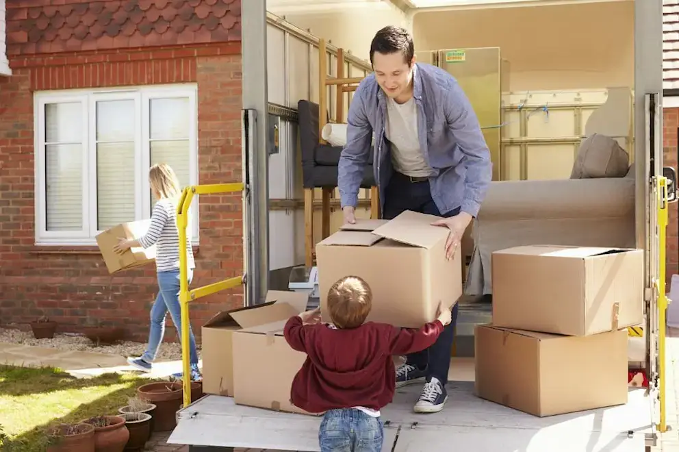 Cartons de déménagement empilés, prêts pour le transport